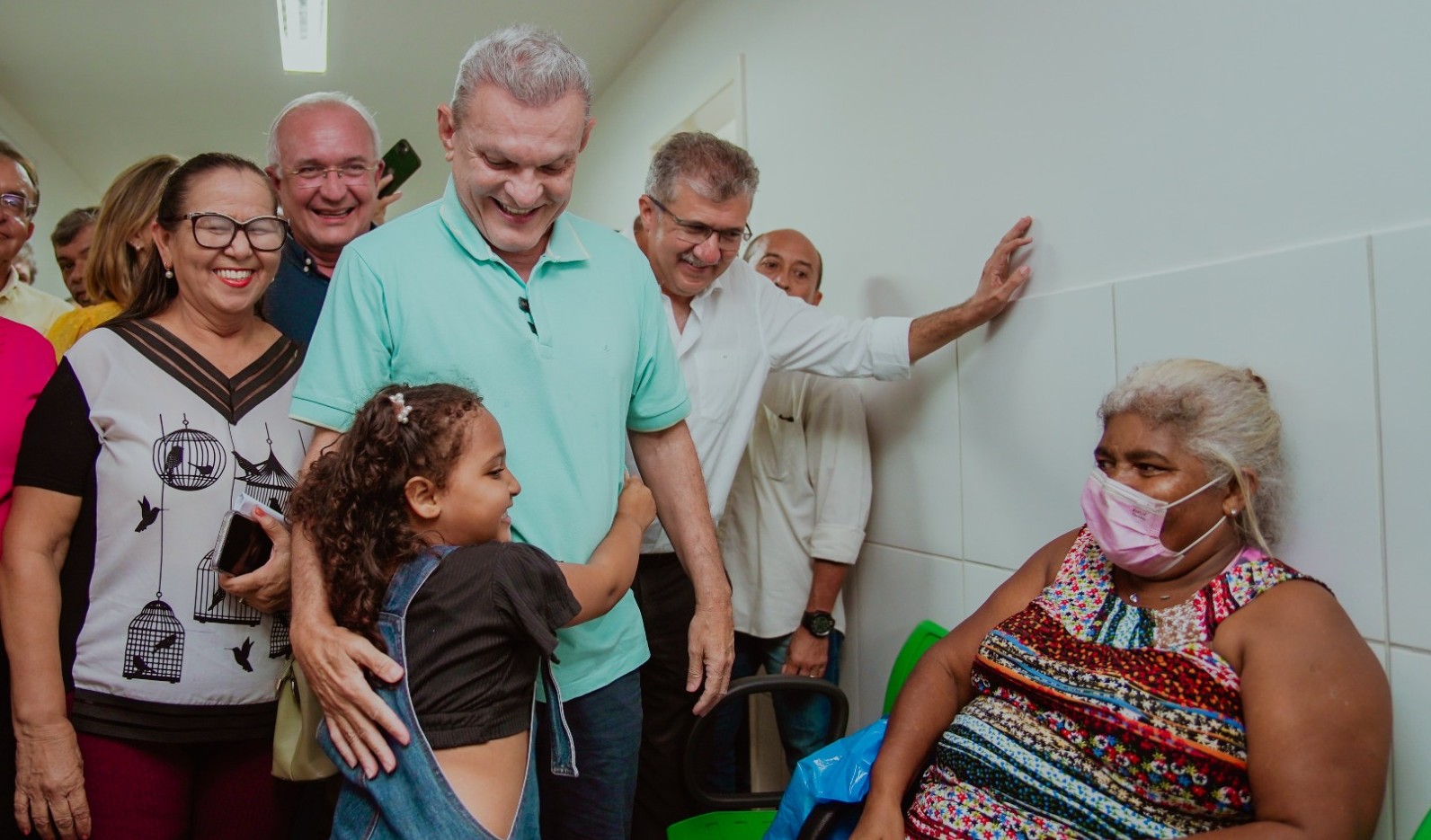 Sarto conversa com pessoas no posto de saúde